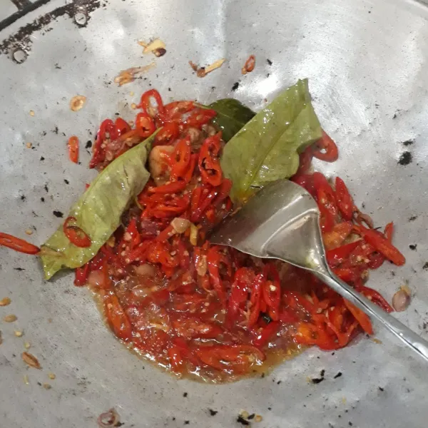 Tumis bawang merah, bawang putih dan cabe sampai harum. Tambahkan gula merah, garam dan kaldu bubuk, lalu masukkan daun salam dan daun jeruk.