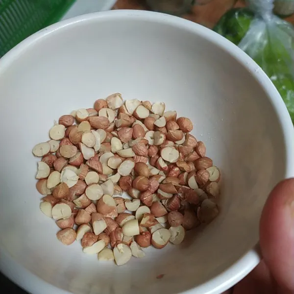 Kacang tanah di cincang kasar atau di belah-belah sesuai selera. Sisihkan.
