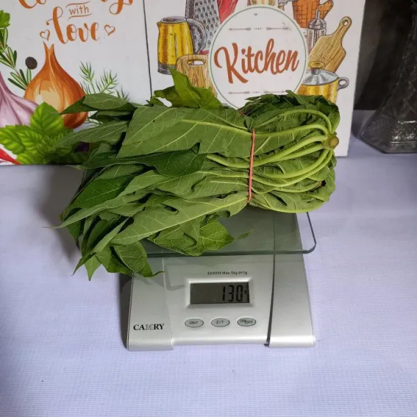 Siapkan daun pepaya.