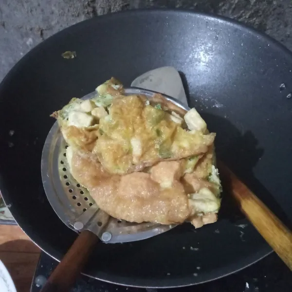 Goreng dalam minyak panas hingga matang, angkat dan tiriskan.