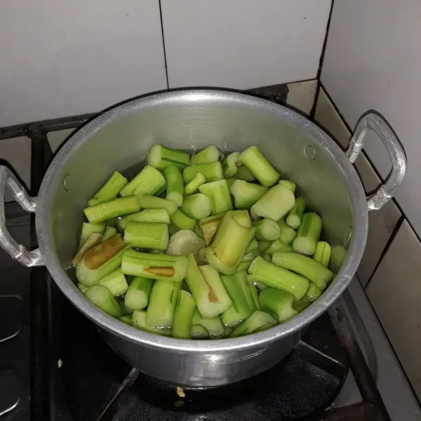 Siapkan panci dan panaskan air, rebus lompong selama 10 menit.