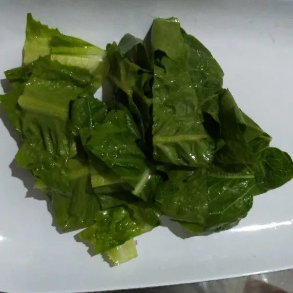 Potong-potong daun selada.