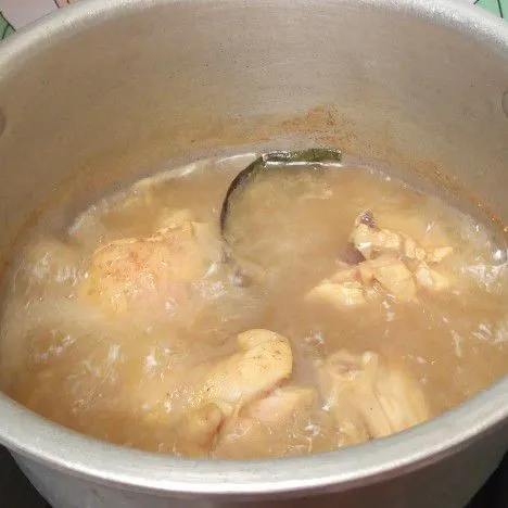 Rebus ayam bersama bumbu ungkep sampai ayam matang.