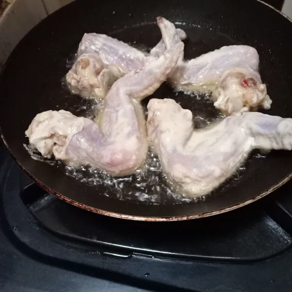 Goreng ayam sampai garing.