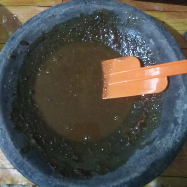 Beri petis udang dan kecap manis, lalu tuangi air panas. Aduk rata.