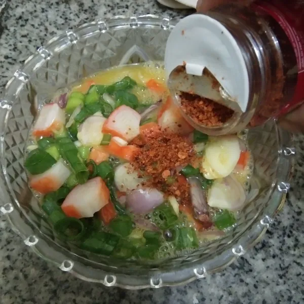 Tambahkan cabai bubuk sesuai selera, kocok lepas lagi.