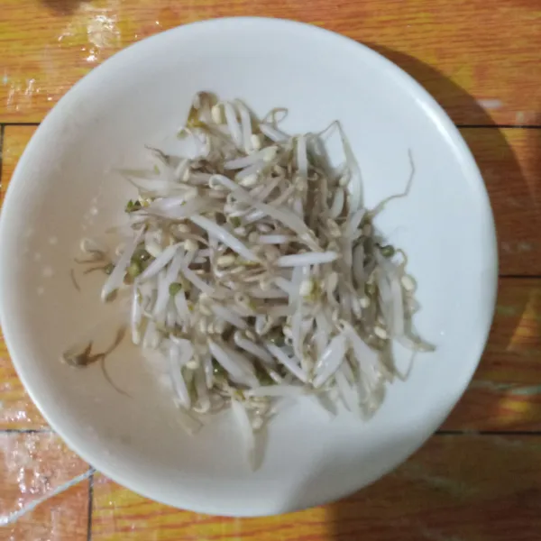 Seduh taoge dengan air panas hingga layu.