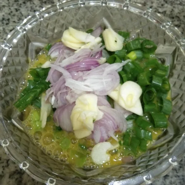 Masukkan irisan daun bawang, bawang merah, dan bawang putih, aduk rata.
