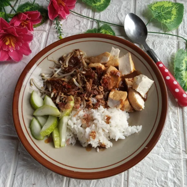 Siram dengan bumbu petis dan taburi bawang goreng. Sajikan.