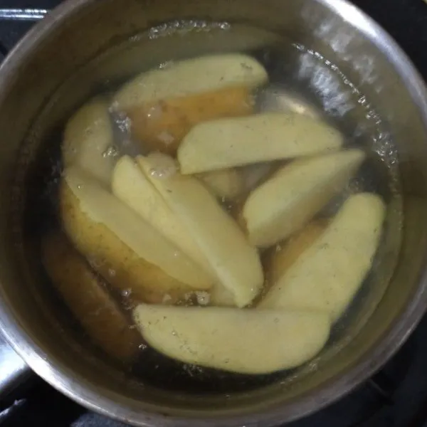 Didihkan air, rebus kentang di air mendidih selama 10 menit, lalu tiriskan.