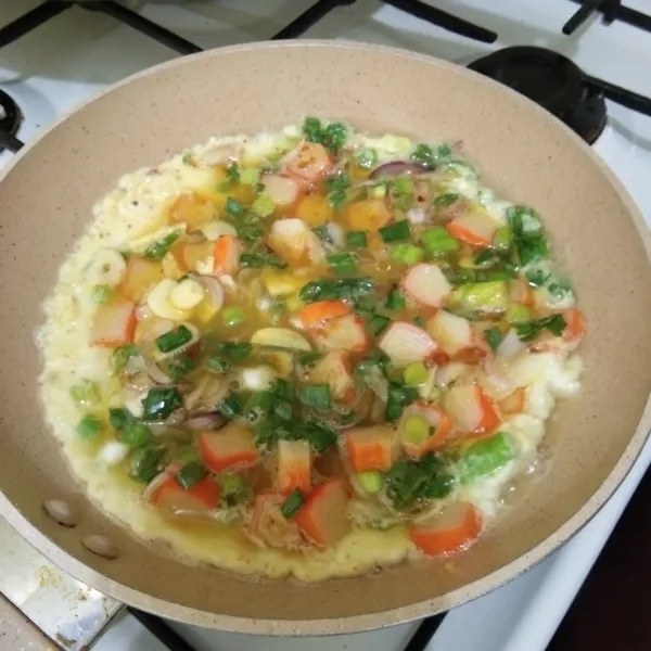 Dadar telur hingga matang di kedua sisi, lalu tiriskan.