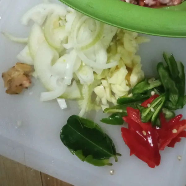 Rajang cabai merah, cabai hijau, dan bawang bombay. Cacah bawang putih dan geprek jahe.