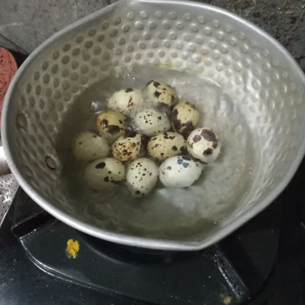 Rebus telur puyuh hingga matang, kemudian kupas.