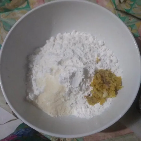 Campurkan tepung terigu, tepung beras, bumbu halus, dan kaldu bubuk, lalu aduk rata.