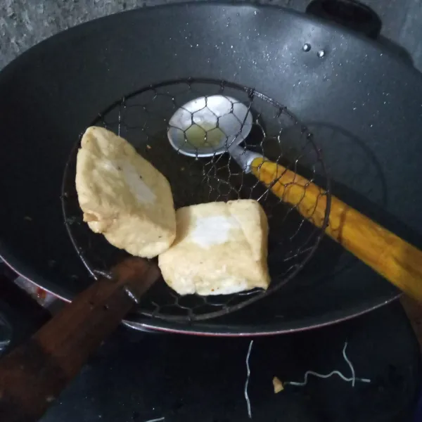 Goreng tahu hingga setengah matang. Angkat dan tiriskan.