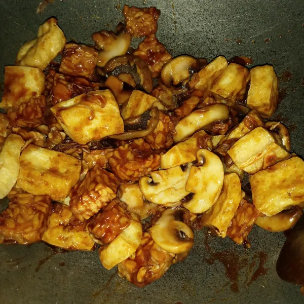 Masukkan tahu dan tempe, aduk sebentar. Tuang campur kecap, aduk sampai rata. Cicipi rasanya.