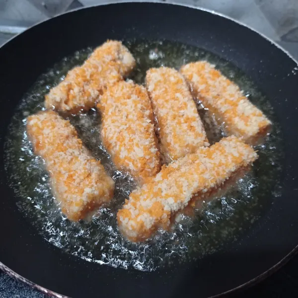 Panaskan minyak, goreng nugget hingga keemasan, angkat dan tiriskan.