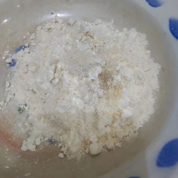 Dalam wadah campur tepung terigu, tepung maizena, garam, kaldu jamur, merica bubuk, dan bawang putih bubuk.