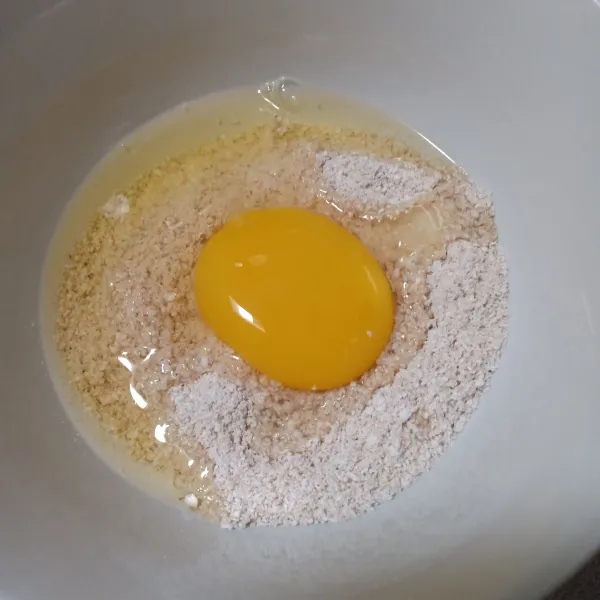Campurkan oatmeal yang telah dihaluskan dengan telur, aduk rata.