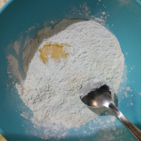 Masukkan tepung beras dan tepung terigu, aduk hingga rata.