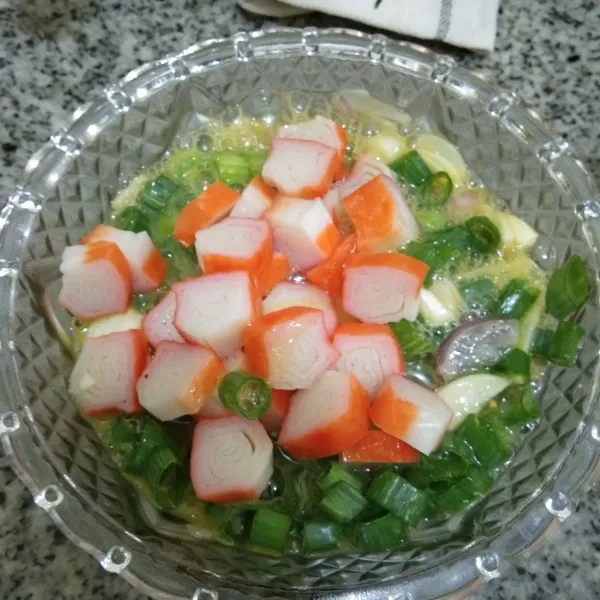 Masukkan irisan crab stick, lalu aduk rata.