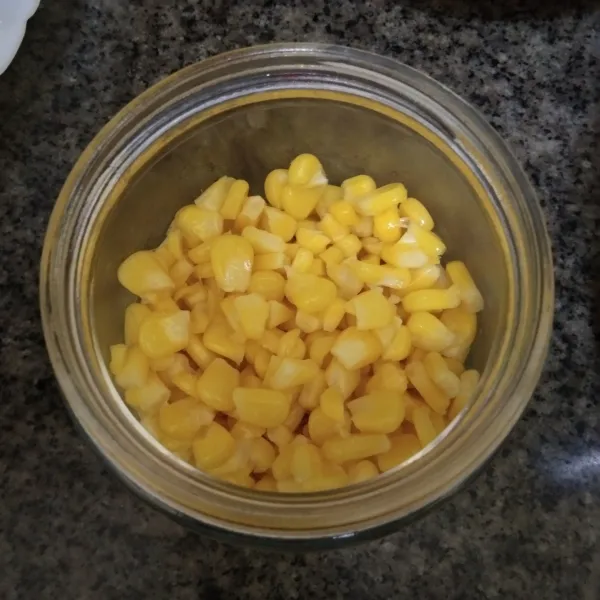 Siapkan jar, tuang setengah bagian jagung rebus.