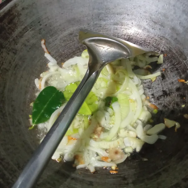 Tumis bawang bombay hingga harum, masukkan bawang putih, jahe, dan daun jeruk, aduk dan tumis sebentar.