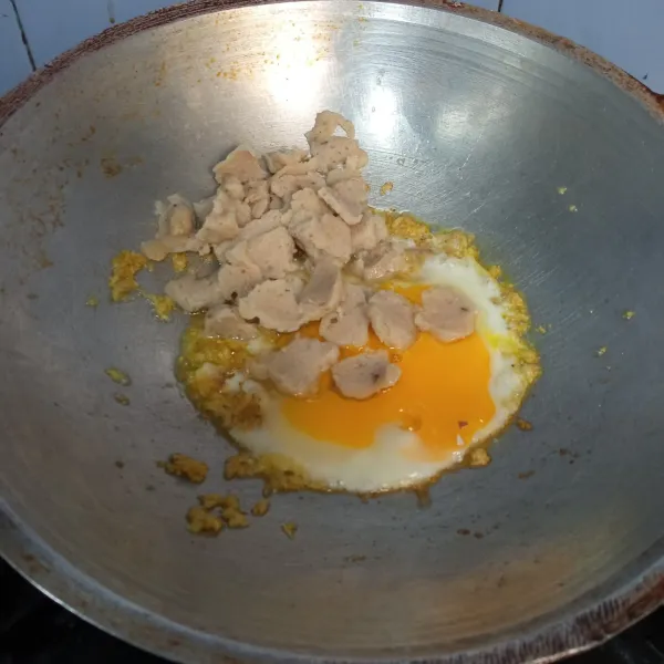 Tambahkan telur dan irisan bakso.