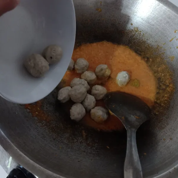 Masukkan bakso, lalu aduk rata.