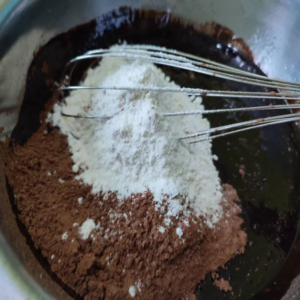 Kemudian tambahkan coklat bubuk dan terigu, aduk merata.