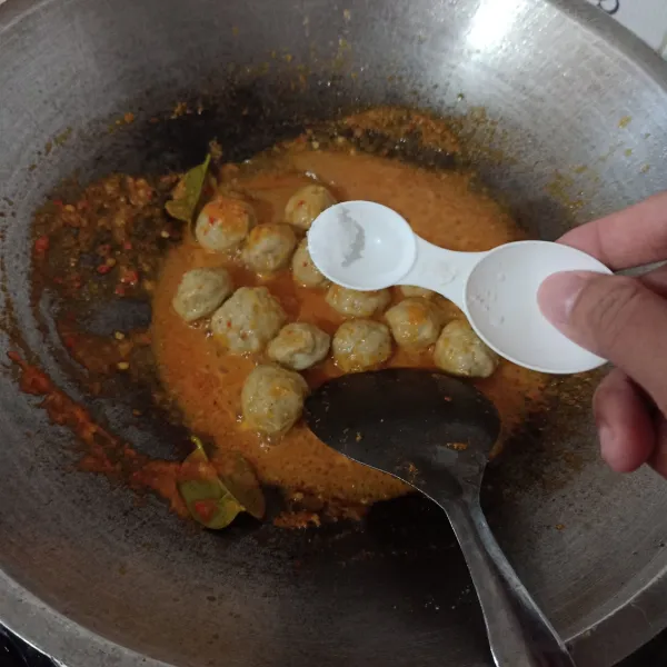 Bumbui gula, garam, dan kaldu jamur.