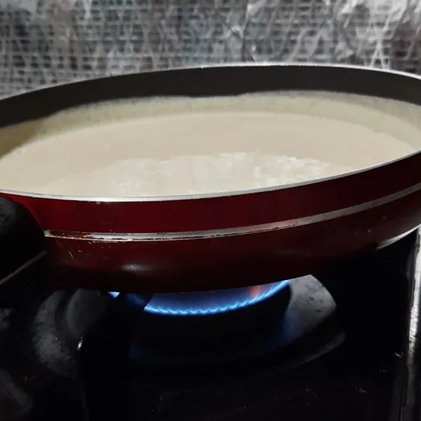 Panaskan teflon, perciki air jika berdesis artinya adonan siap di tuang, lalu tuang adonan.
