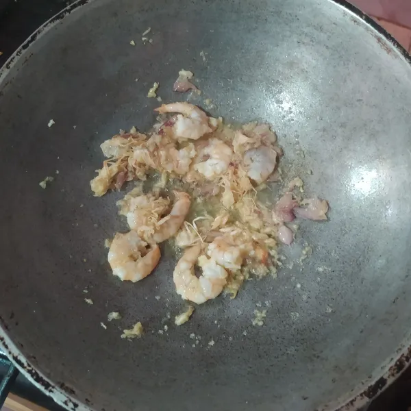 Tumis bawang merah dan bawang putih dengan secukupnya minyak goreng. Setelah harum, masukkan udang. Masak sampai berubah warna.