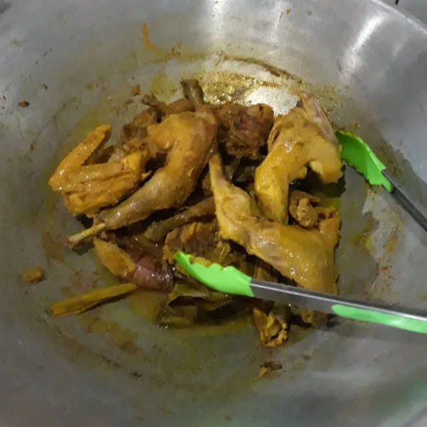 Masak samapai air menyusut, daging ayam empuk dan bumbu meresap.