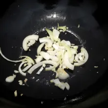 Tambahkan bawang bombay, masak hingga agak layu.