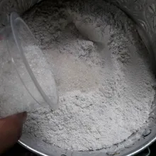Masukkan gula pasir lalu diaduk rata dan sisihkan.