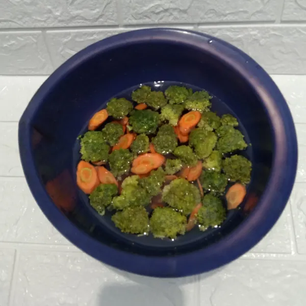 Cuci bersih semua sayuran, kemudian rendam dengan sedikit garam agar kotoran yang ada di brokoli keluar.