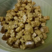 Goreng tempe hingga setengah garing.