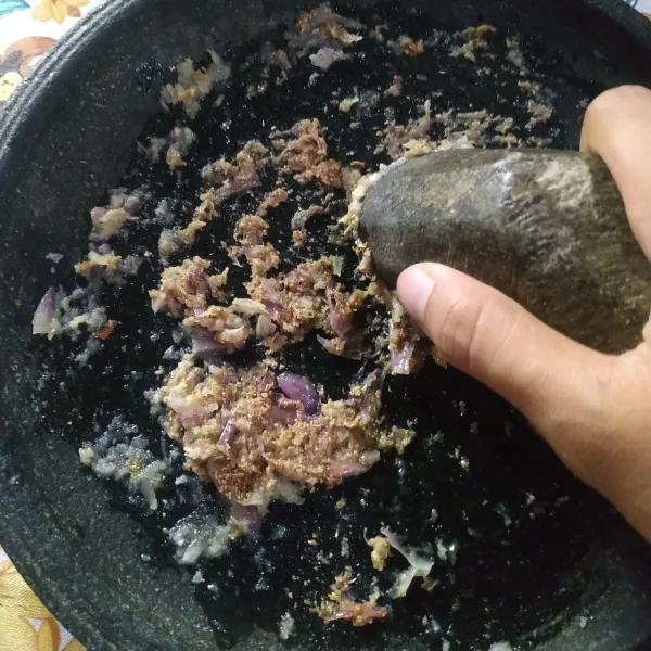 Uleg bawang putih, bawang merah, kencur, dan ketumbar.