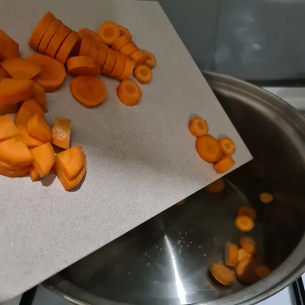 Bersihkan terlebih dahulu wortel, lalu potong. Didihkan air lalu masukkan potongan wortel kedalam air rebusan.