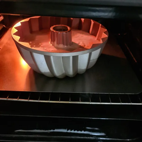 Masukkan adonan ke dalam cetakan lalu panggang selama 25 menit hingga matang, sesuaikan dengan oven masing-masing. 
Lalukan tes tusuk untuk memastikan adonan sudah matang.