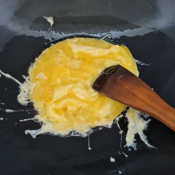 Panaskan 1 sdm minyak goreng, lalu masukkan telur kocok, lalu orak arik. Kemudian angkat dan sisihkan.