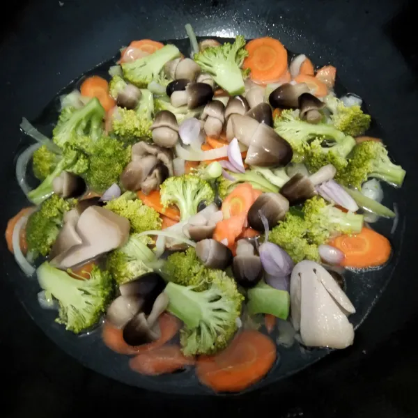 Masukkan wortel terlebih dahulu, lalu tambahkan air. Masak sampai wortel menjadi empuk, kemudian masukkan brokoli dan jamur. Beri air secukupnya, lalu masukkan semua bumbu, lalu aduk rata. Kemudian cicipi rasanya, jika sudah dirasa pas, angkat dan sajikan.