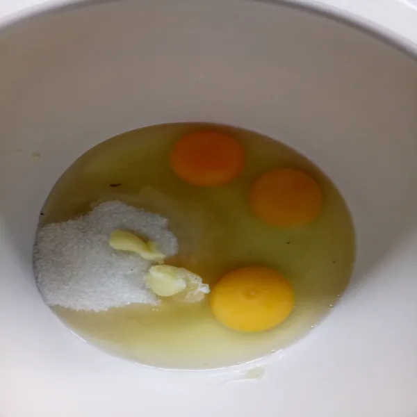 Masukkan ke dalam wadah, telur, gula pasir, dan sp.
