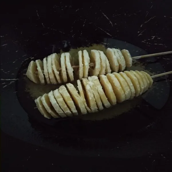 Goreng kentang dengan minyak yg sudah dipanaskan hingga berubah warna menjadi kuning keemasan. Angkat dan tiriskan.