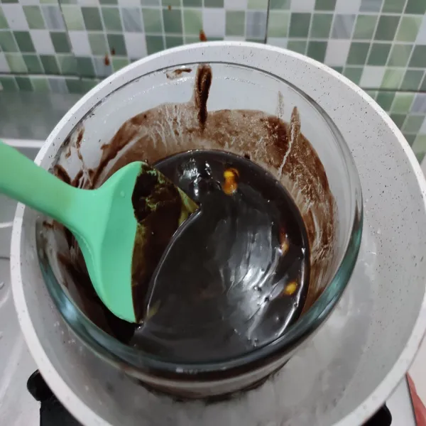 Tim DCC dengan butter hingga meleleh, sisihkan dan biarkan hingga hangat.