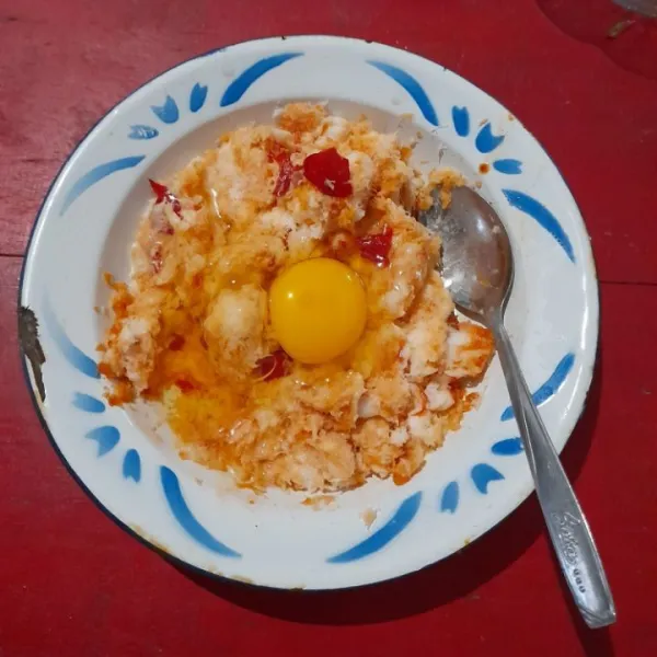 Tambahkan telur, aduk rata dengan kelapa.