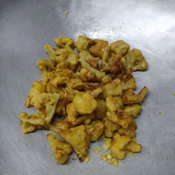 Masukkan bunga kol goreng, aduk rata dengan bumbu.