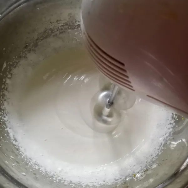 Mixer telur, gula dan SP dengan kecepatan tinggi sampai mengembang, putih berjejak.