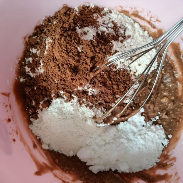 Tambahkan tepung terigu, tepung maizena, cokelat bubuk, baking powder, dan susu bubuk, lalu aduk rata.